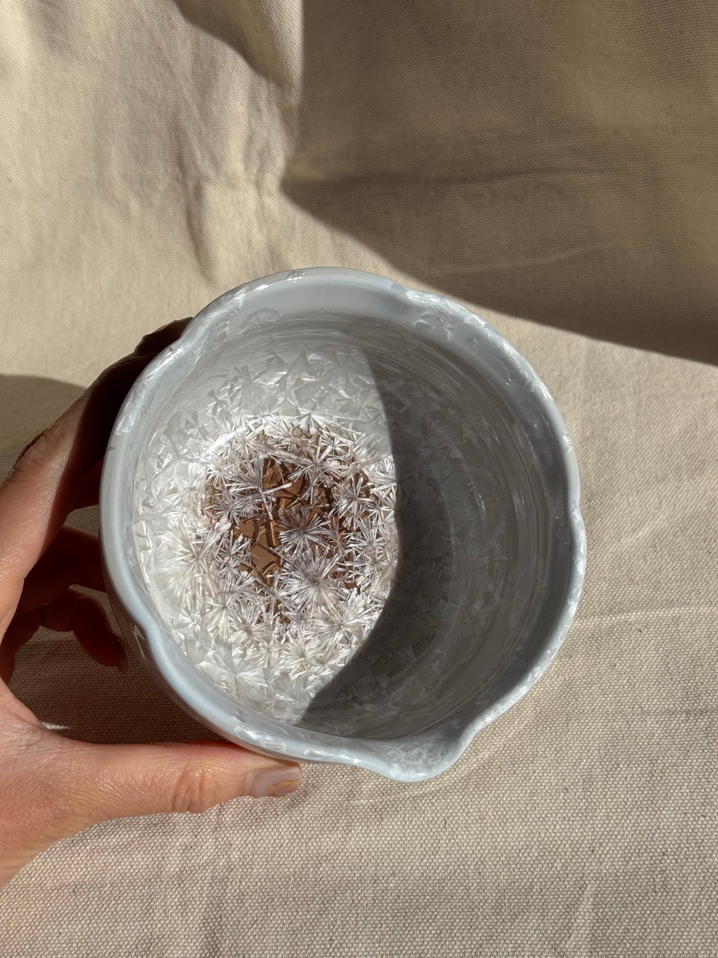 MATCHA BOWL GREY GLAZE FLORAL KATAKUCHI πΈ