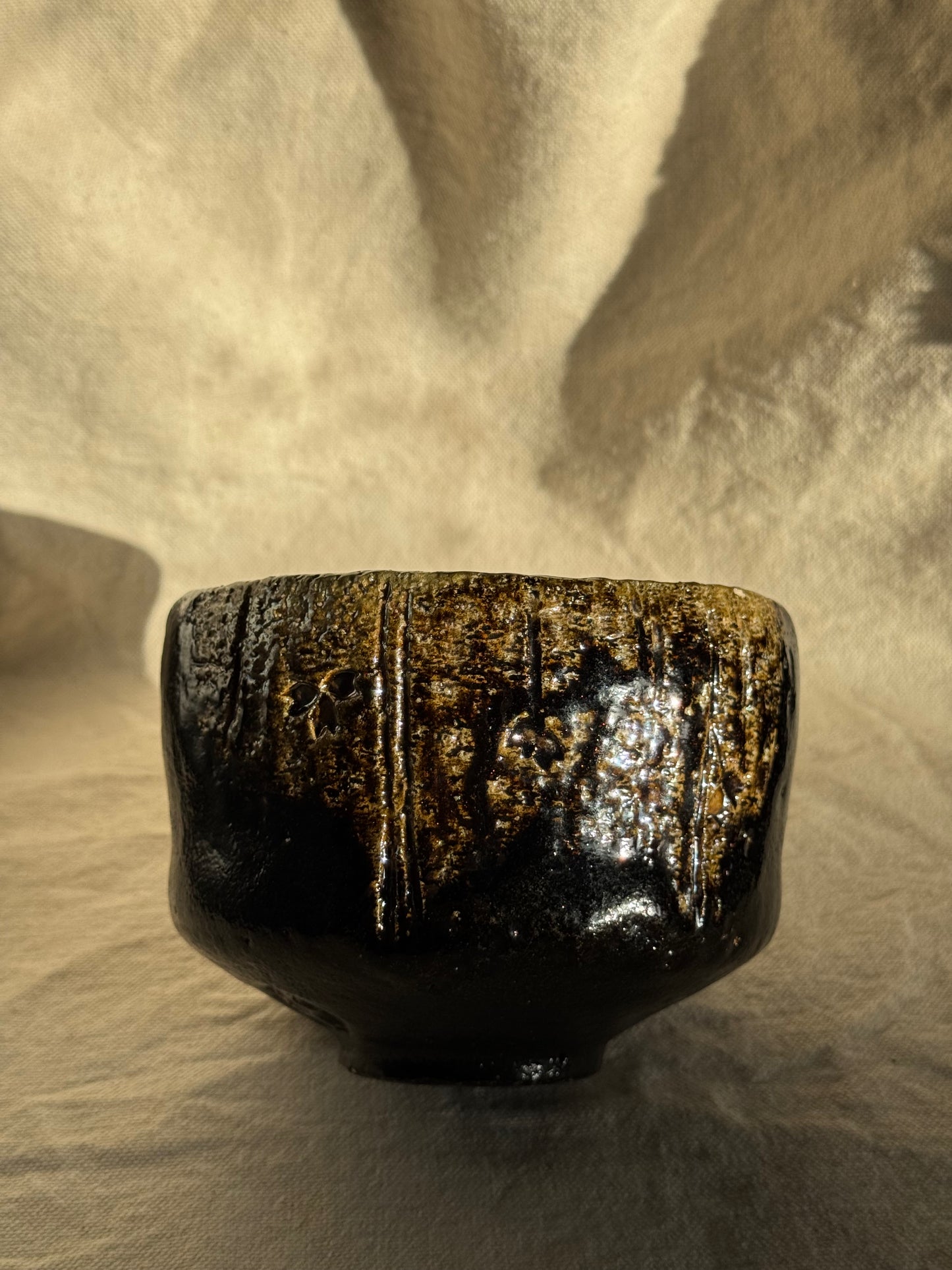 MATCHA BOWL KURO RAKU WISTERIA FLOWERS IN GOLD PAINTED πΈ