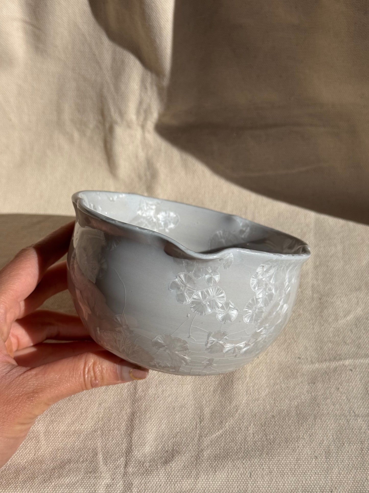 MATCHA BOWL GREY GLAZE FLORAL KATAKUCHI πΈ