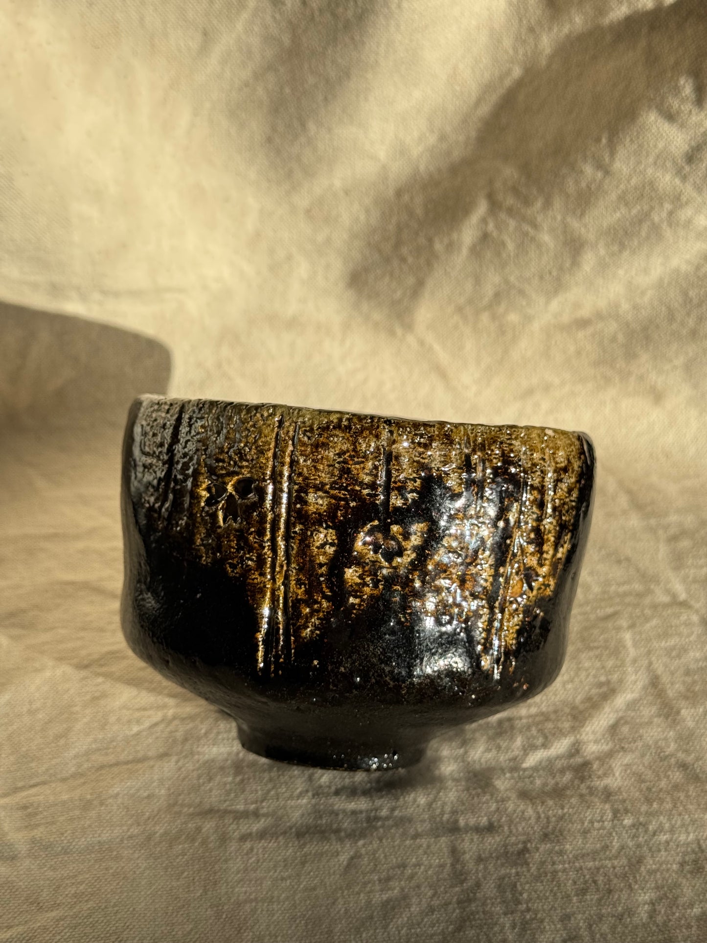 MATCHA BOWL KURO RAKU WISTERIA FLOWERS IN GOLD PAINTED πΈ