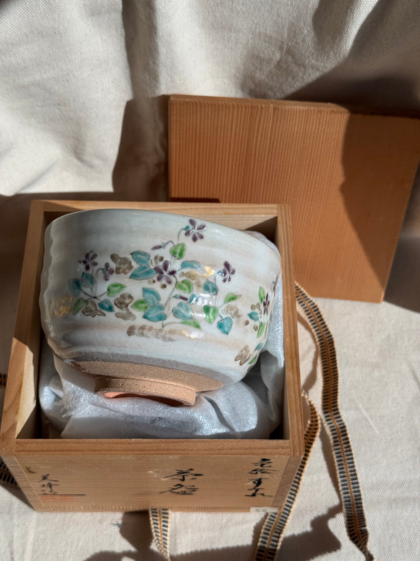 MATCHA BOWL FLORAL PAINTED WHITE GLAZE - by HASHIMOTO MIHO 🌸