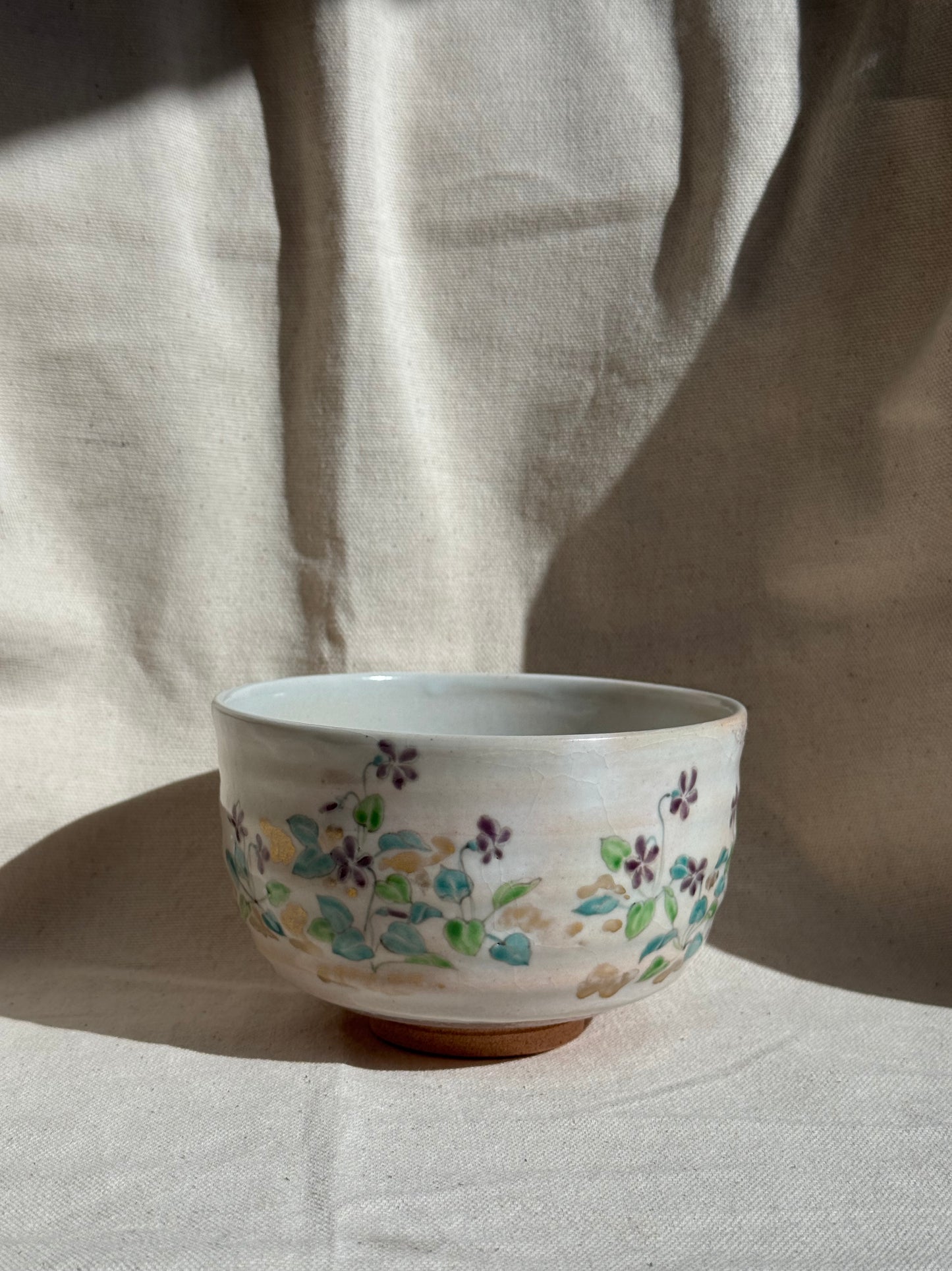 MATCHA BOWL FLORAL PAINTED WHITE GLAZE - by HASHIMOTO MIHO 🌸