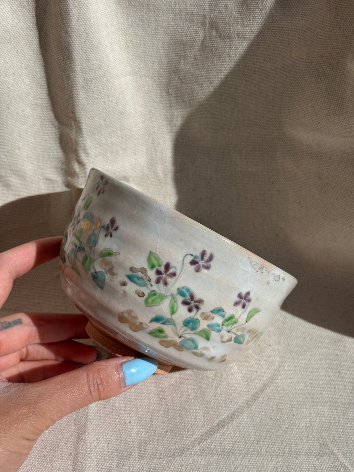 MATCHA BOWL FLORAL PAINTED WHITE GLAZE - by HASHIMOTO MIHO 🌸