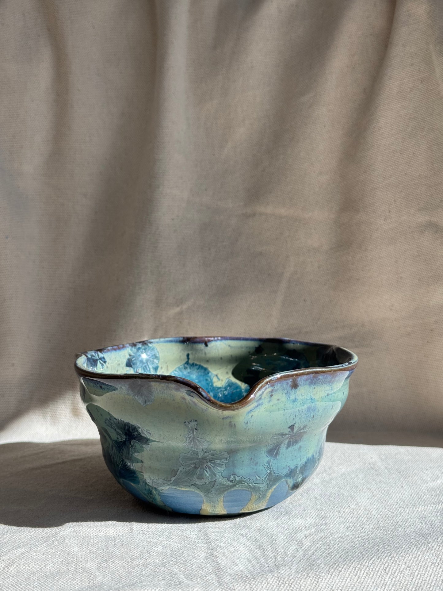 MATCHA BOWL FLORAL BLUE BEIGE GLAZE KATAKUCHI πΈ