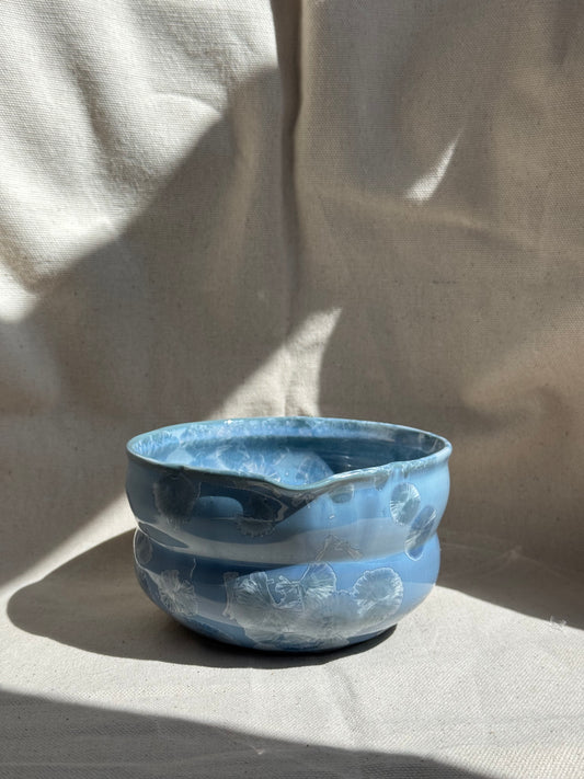 MATCHA BOWL HOURGLASS FLORAL BLUE GLAZE KATAKUCHI 🌸