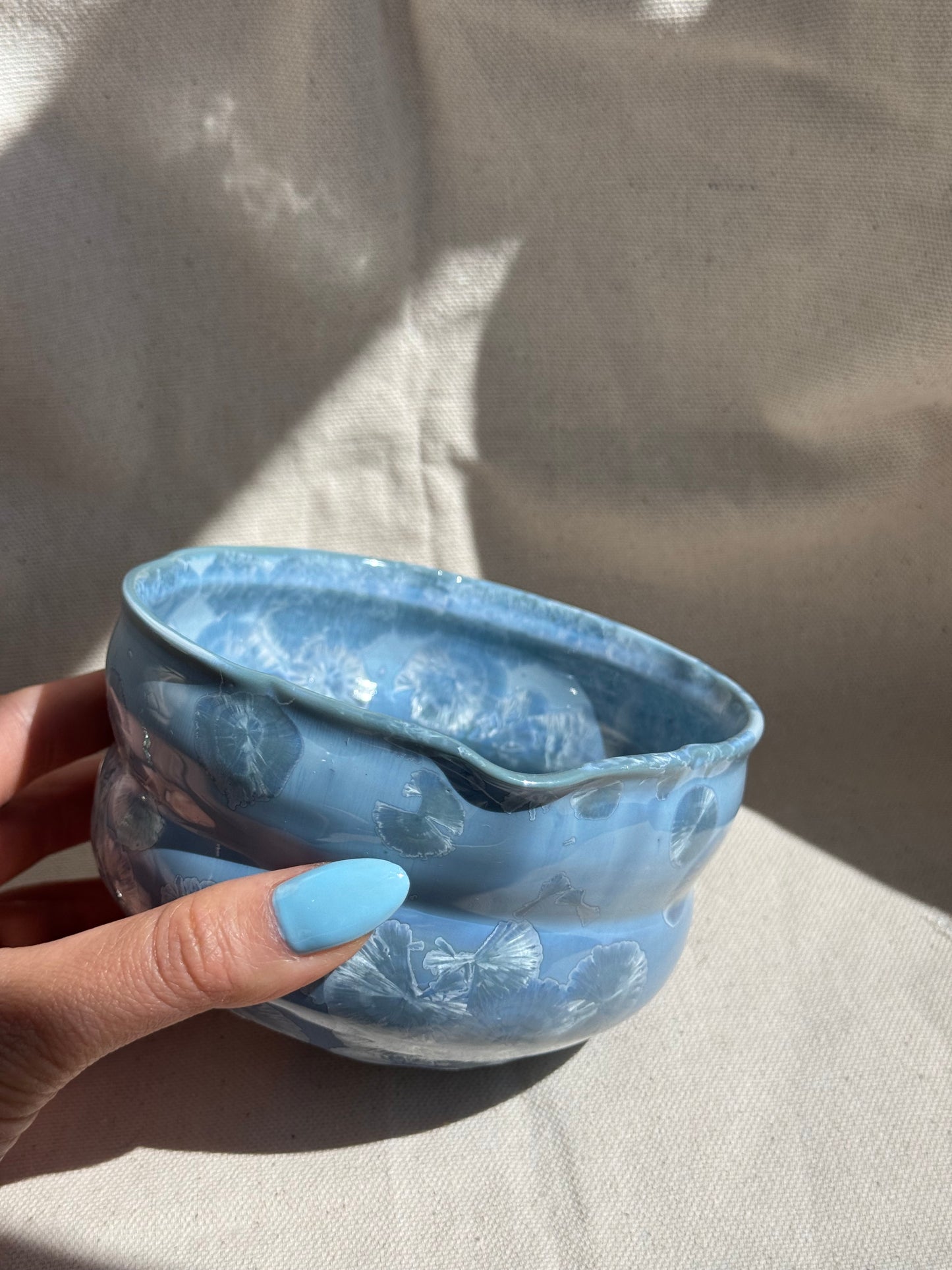 MATCHA BOWL HOURGLASS FLORAL BLUE GLAZE KATAKUCHI 🌸