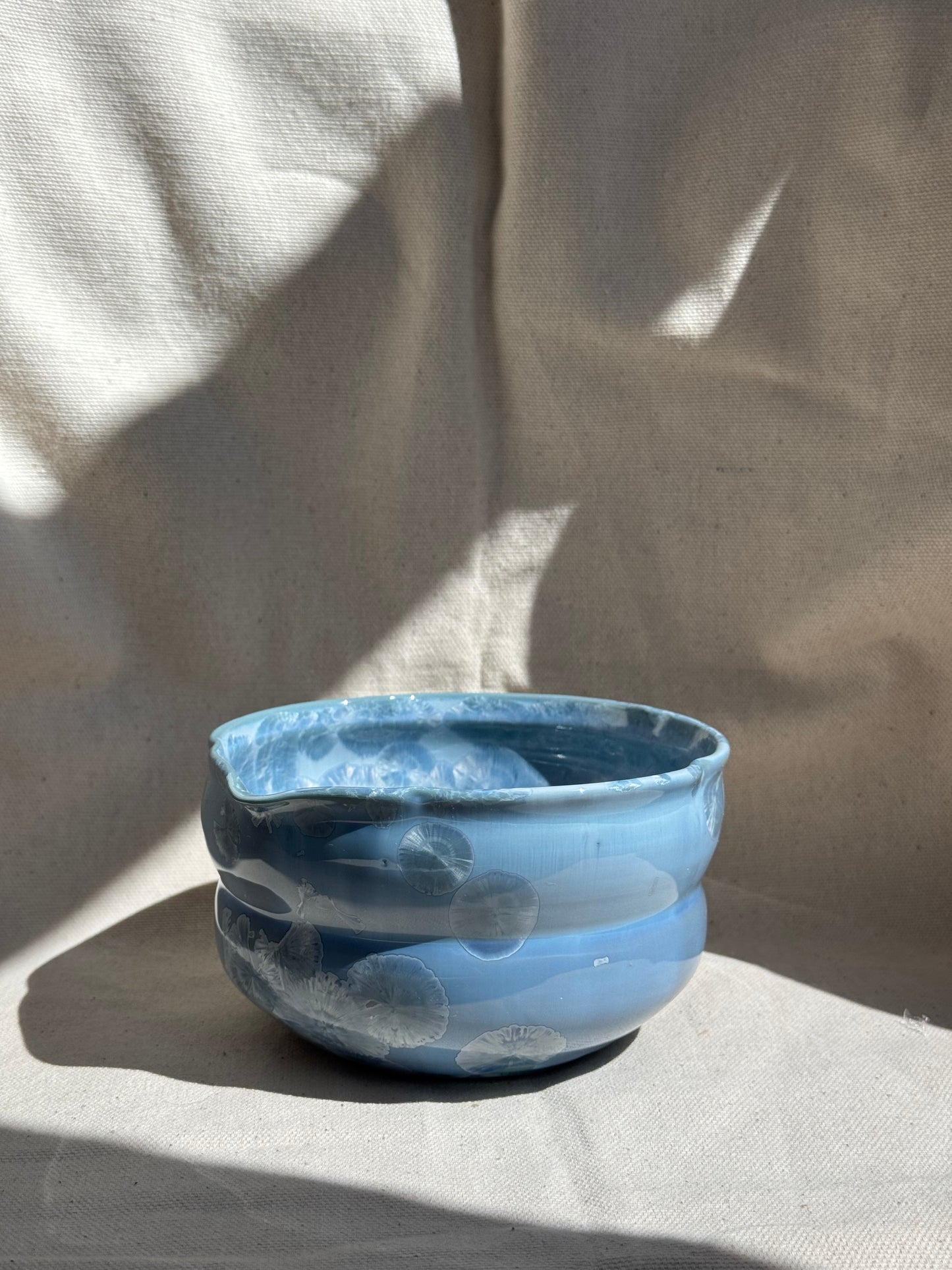 MATCHA BOWL HOURGLASS FLORAL BLUE GLAZE KATAKUCHI 🌸